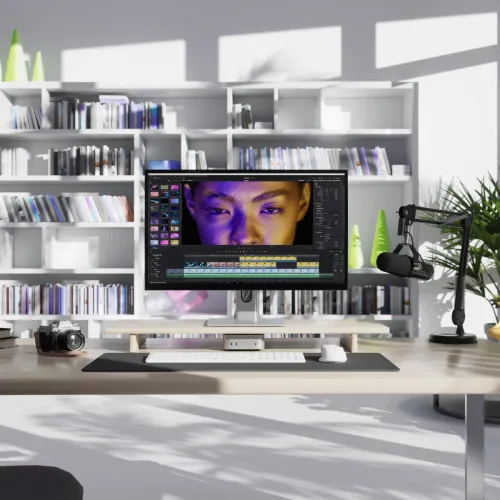 ALOGIC Clarity 27" 5K Touch Monitor på skrivebordet, tynn ramme, viser videoredigering; tastatur, mus og mikrofon ved siden av.