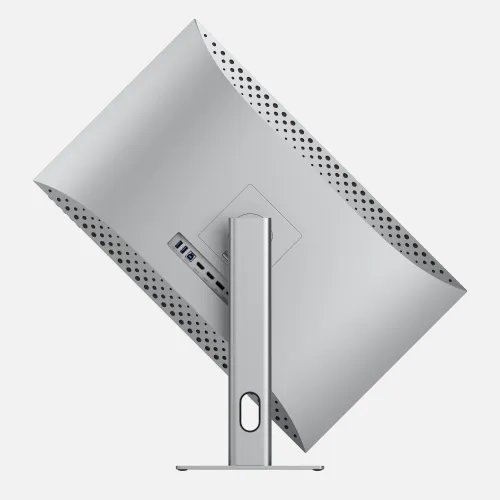 ALOGIC Clarity 27-tommers skjerm sett bakfra, lent på et stativ med kabelhull, perforerte ventilasjonsåpninger og USB-porter på siden.