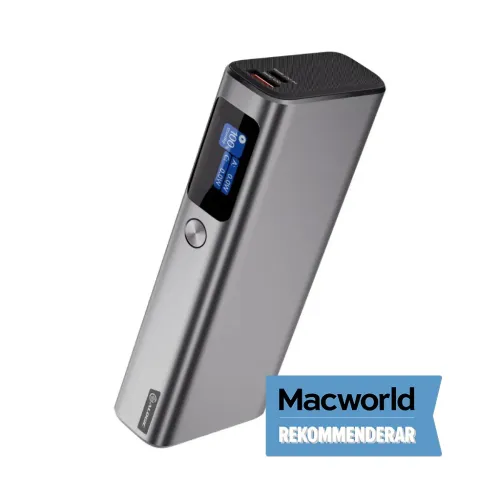 Metalinis maitinimo bankas su mažu ekranu ir mygtuku šone bei USB-C ir USB-A jungtimis viršuje; "Macworld rekomenduoja" ženkliukas kampe.