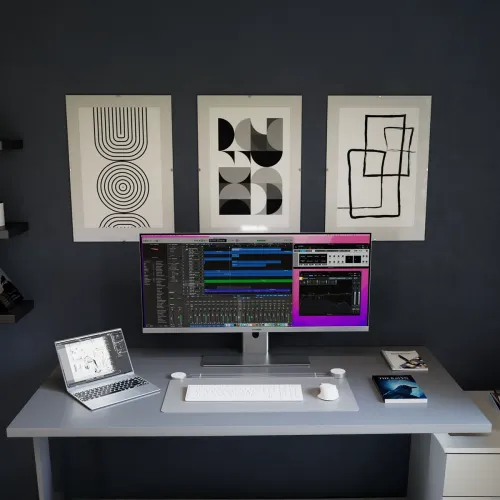 ALOGIC EDGE 34-Zoll-Ultraweitbildmonitor auf einem Schreibtisch, der mehrere Fenster in einer Heimbüro-Umgebung zeigt