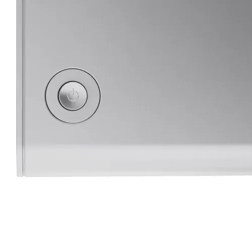 Ultrabred bildskärm i silver; närbild av nederkantens hörn med infälld rund strömknapp och diskret fasad kant i metall.