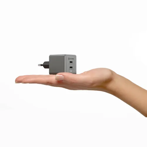 ALOGIC kompakt kubformad GaN-laddare med två USB-C-portar och 45 W effekt, visad vilande i en hand