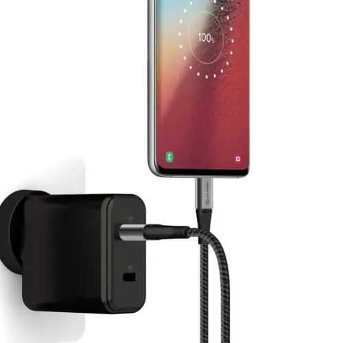 ALOGIC Ultra USB-A ja USB-C vaheline punutud muhviga kaabel, mis on ühendatud musta seinalaadija ja nutitelefoni vahel ja näitab 100% laetud.