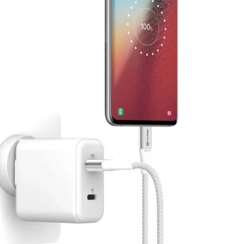 USB-A ja USB-C vaheline hõbedane punutud kaabel, mis on ühendatud valge seinalaadija ja mobiiltelefoni vahel ja näitab 100% laadimist portreerežiimis.