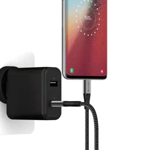 ALOGIC USB‑C till USB‑C‑kabel i rymdgrå fläta, ansluten mellan väggladdare och telefon med skärm som visar 100% laddning.