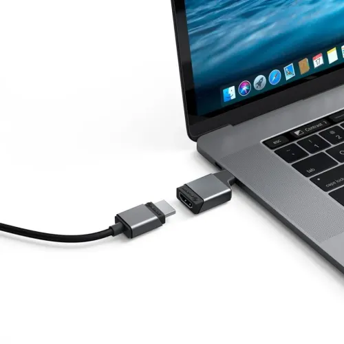 ALOGIC Ultra Mini USB-C HDMI adapter hõbedases toonis, ühendatud sülearvuti USB-C porti, mille kõrval on HDMI emakaväljund ja kaabel.