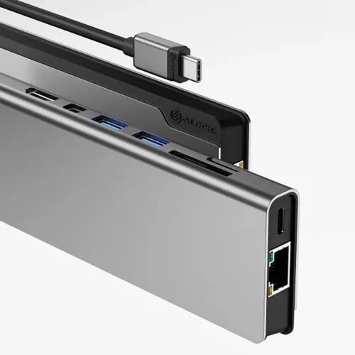 USB-C-docka i rymdgrått, slimmad, med Ethernet, USB-C, flera USB-A, HDMI samt SD- och microSD-kortplatser; USB-C-kabel ovan.