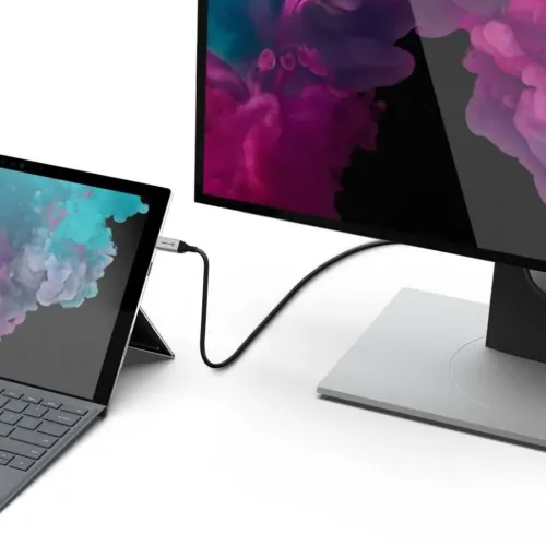 "Mini DisplayPort" ir HDMI kabeliu planšetinį kompiuterį galima prijungti prie monitoriaus; plonas juodas kabelis su sidabrinės spalvos jungtimis.