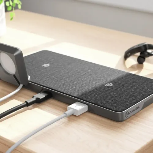 Harmaa ALOGIC Ultra Power 3-in-1 -latausdokkari, jossa on kangaspäällysteinen latauspinta, Apple Watch -teline ja kaksi kaapelia, jotka on liitetty sivuun.