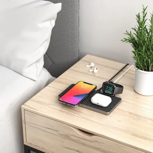 ALOGIC Ultra Power 3 viename belaidžio įkrovimo stotelė ant naktinio stalelio įkrauna telefoną, laikrodį ir ausinių dėklą