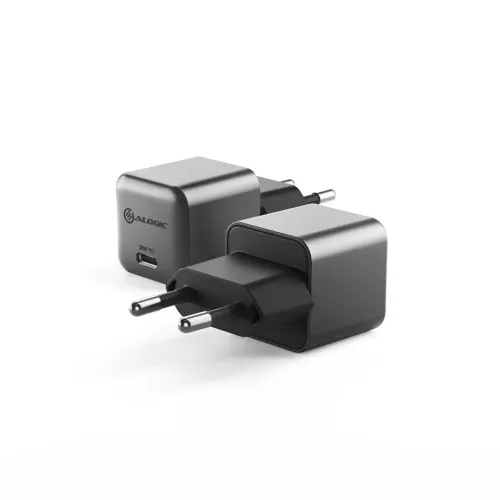 Kompakti musta seinälaturi EU-pistokkeella; toisessa yksikössä on USB-C-portti, jossa on merkintä 30W PD ja logo, toisessa nastat.