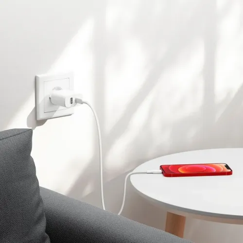 ALOGIC Rapid Power 32W GaN-laddare, väggadapter, kompakt med USB-C och USB-A, i vägguttag med kabel till telefon på bord.