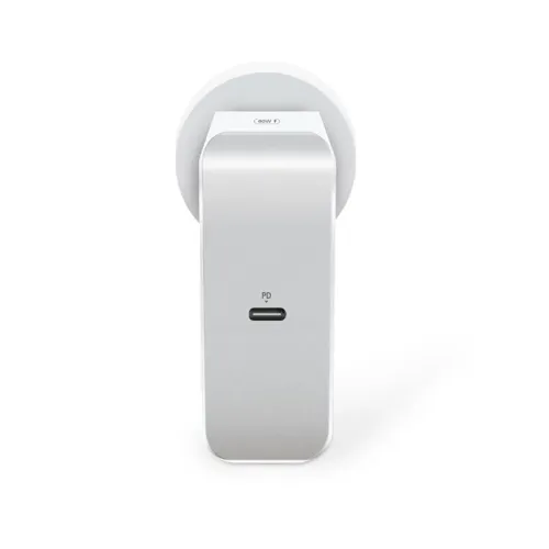 Väggladdare med silverfront sedd framifrån; en USB‑C‑port märkt PD i mitten och vit rund bakplugg, skugga faller åt höger.