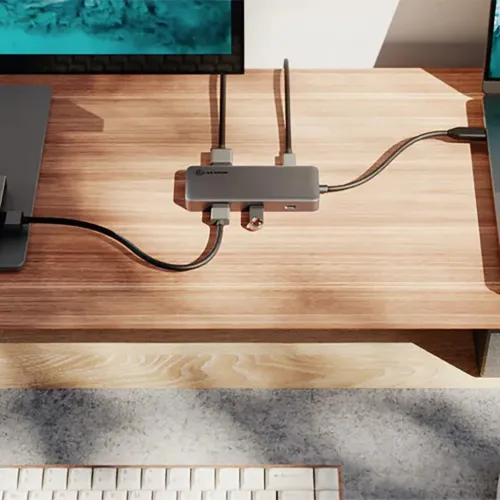 ALOGIC SPARK 6-i-1 USB4-hubb i rymdgrå rektangulär, ligger på skrivbord med kablar anslutna i HDMI USB och Ethernetportar.