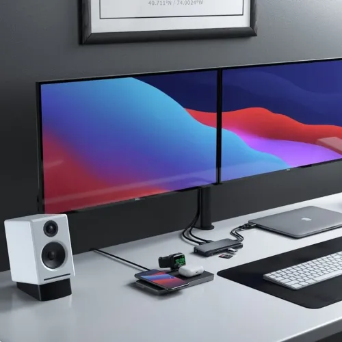 ALOGIC Dual USB-C Super Hub på et skrivebordsoppsett med to skjermer, en bærbar PC, tastatur og tilbehør.