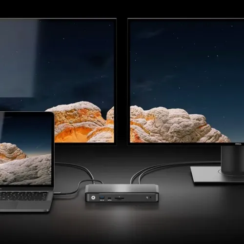 ALOGIC Prime DX3 dockningsstation med portar för hörlurar, USB-A, USB-C och SD/microSD, ansluten till laptop och två skärmar.