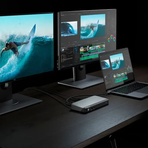 ALOGIC PRIME DX2 stationær dockingstation i sølv, rektangulær, forbundet med kabler til to skærme og en bærbar computer.