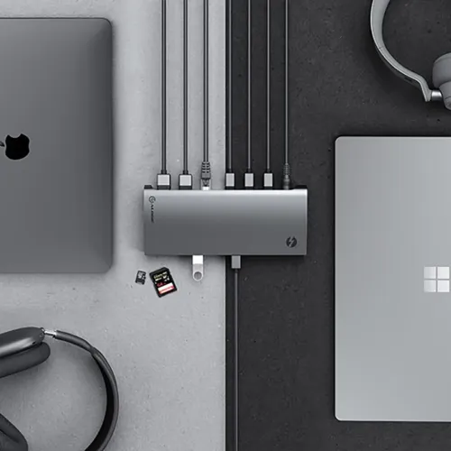 ALOGIC Thunderbolt 4 BLAZE-docka i aluminium med flera anslutna kablar, SD-kortplats och portar, sedd ovanifrån på bord.