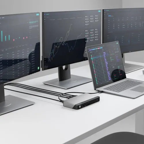 ALOGIC PRIME MX3 dock i en tredobbelt 4K-arbejdsstationsopsætning, tilsluttet en bærbar computer og tre skærme