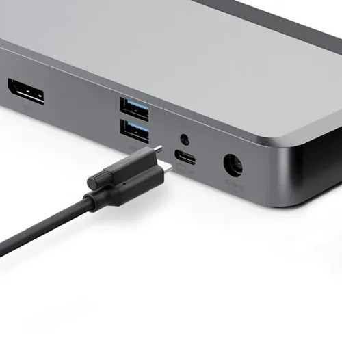 ALOGIC PRIME MX2 dockningsstation i rymdgrått, närbild av baksidan med videoutgång, 2 USB‑A, 3,5 mm, USB‑C, ström och kabel.