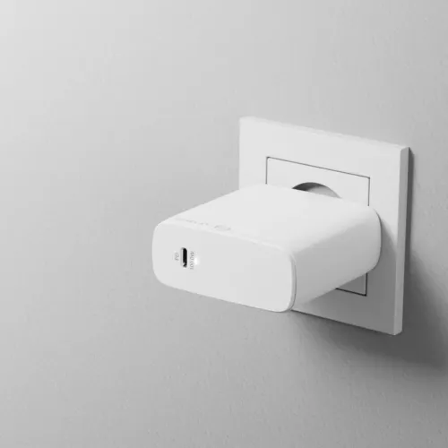 ALOGIC GaN -laturi, valkoinen, pyöristetyt reunat, pistorasiaan kytketty; etupuolella on USB-C PD-portti ja pieni merkkivalo.