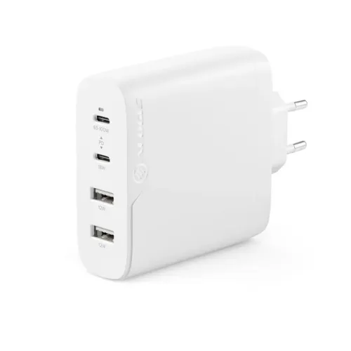 Vit kompakt väggladdare med två USB‑C och två USB‑A på fronten, mjukt rundade hörn, mattyta och EU‑kontakt på högersidan.