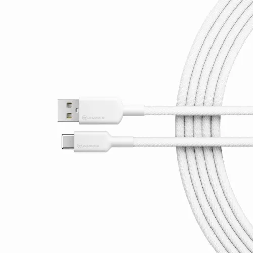 Hvit flettet USB-A til USB-C-kabel med rette kontakter, ALOGIC-logo på ermene, delvis opprullet til høyre mot bakgrunnen.