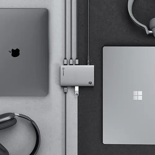 ALOGIC Thunderbolt 4 BLAZE Compact Hub i aluminium med tre USB-C-kabler, et sidekabel og en USB-A-enhed tilsluttet.