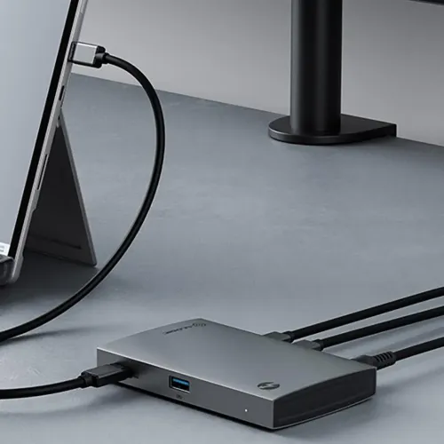 ALOGIC Thunderbolt 4 BLAZE -kompakti keskitin avaruusharmaana, liitetyt kaapelit ja näkyvä USB-portti