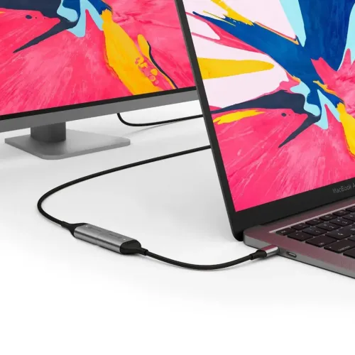 ALOGIC Ultra USB-C-til-HDMI-adapter koblet til en bærbar PC og en skjerm for ekstern visning