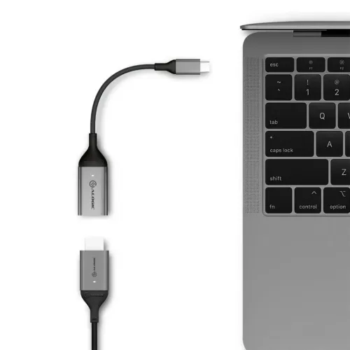 Alogic Ultra USB-C-til-HDMI-adapter i sølv og sort, vist med tilsluttet kabel til at forbinde en bærbar computer med en skærm.