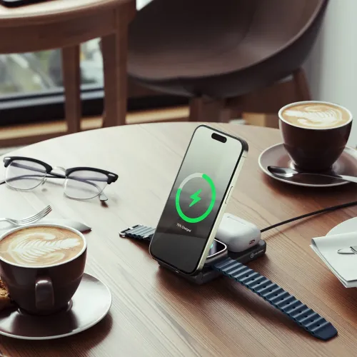 ALOGIC YOGA 3-in-1 bezvadu uzlādes statīvs uz koka galda, tālrunis uzlādējas stāvus, AirPods un Apple Watch atrodas uz sāniem.