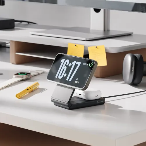 ALOGIC YOGA 3-in-1 uzlādes statīvs melnā krāsā ar atvāžamu roku, kas horizontāli tur tālruni AirPods uz pamatnes un USB-C kabeli.