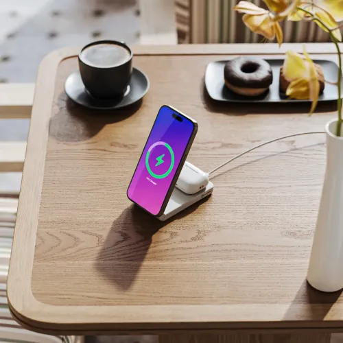 ALOGIC YOGA 3‑i‑1 trådlöst laddningsställ i vitt med vinklat telefonstativ och AirPods-yta, USB‑C‑kabel ansluten, på bord.