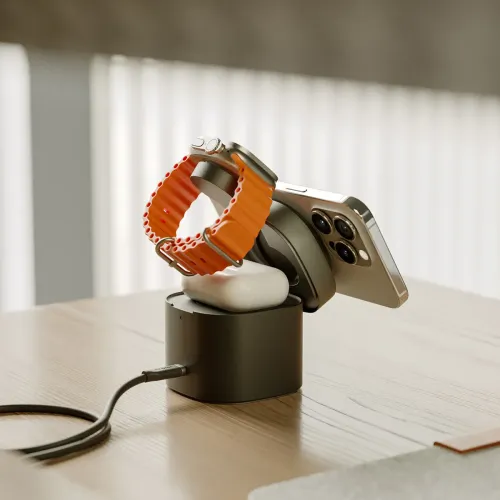 Svart 4‑i‑1 laddningsstativ med cylinderbas och justerbart stöd för telefon, Apple Watch och AirPods; USB‑C-kabel baktill.