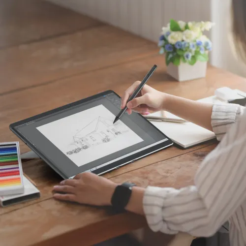 "Alogic Clarity Active Stylus Pen 2" naudojamas piešti planšetiniame kompiuteryje, plonas juodas rašiklis su mygtuku ir plokščia viršūne laikomas rankoje.