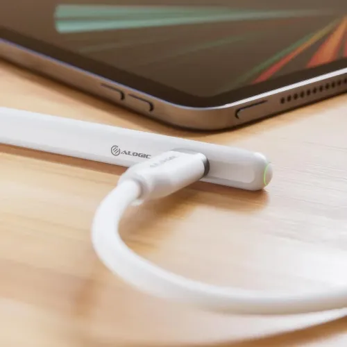 ALOGIC iPad Stylus Pen i vitt laddas via USB‑C med kabel ansluten i änden, sida med logotyp, bredvid iPad‑kant i metall.
