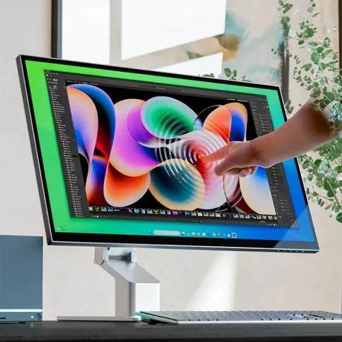 ALOGIC 32-tuumainen Clarity 6K -kosketusnäyttö taitettavalla jalustalla ja käsi käyttämässä kosketussyöttöä