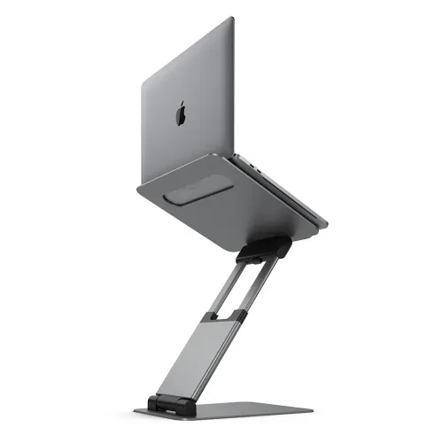 Reguliuojamas sidabro spalvos nešiojamojo kompiuterio stovas su dvipuse teleskopine atrama ir stačiakampiu pagrindu, parodytas pakeltoje padėtyje su nešiojamuoju kompiuteriu ant viršaus.