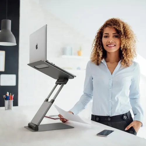 ALOGIC Elite Plus justerbart stativ för bärbar dator i rymdgrått, med en öppen bärbar dator på ett skrivbord