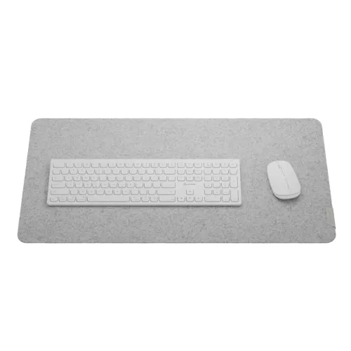 ALOGIC lysegrå filtbordmåtte med grå flap, vist med tastatur og mus til bordbeskyttelse