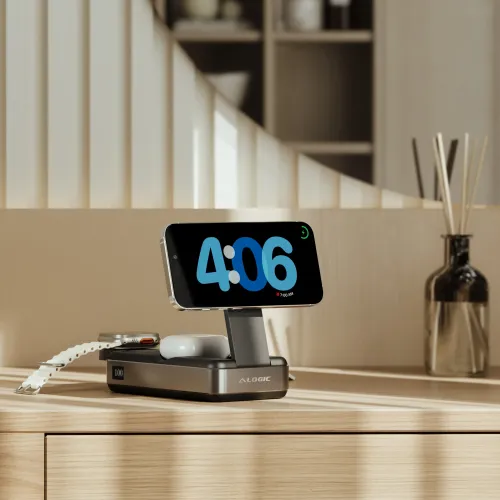 ALOGIC Roam powerbank med upphöjt telefonstativ, laddplatta för klocka och plats för öronsnäckor på träbänk, display 100%.