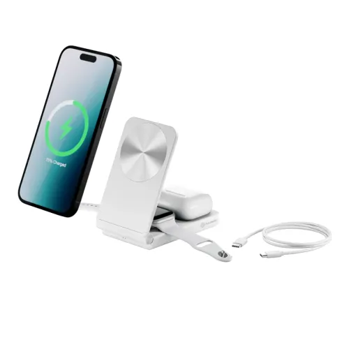 Hvitt 3-i-1 trådløst ladestativ med svingbar MagSafe-plate, AirPods-plate, utbrettbar klokkearm og USB-C-kabel ved siden av.