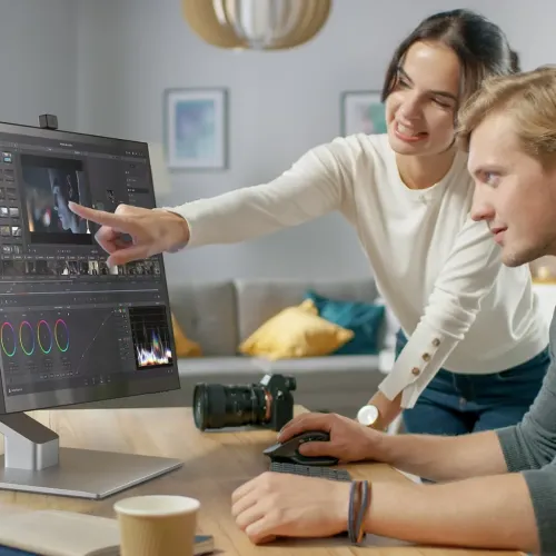 ALOGIC Clarity Pro Touch 27-tuumainen 4K-kosketusnäyttö sisäänvedettävällä verkkokameralla ja hopeanvärisellä jalustalla