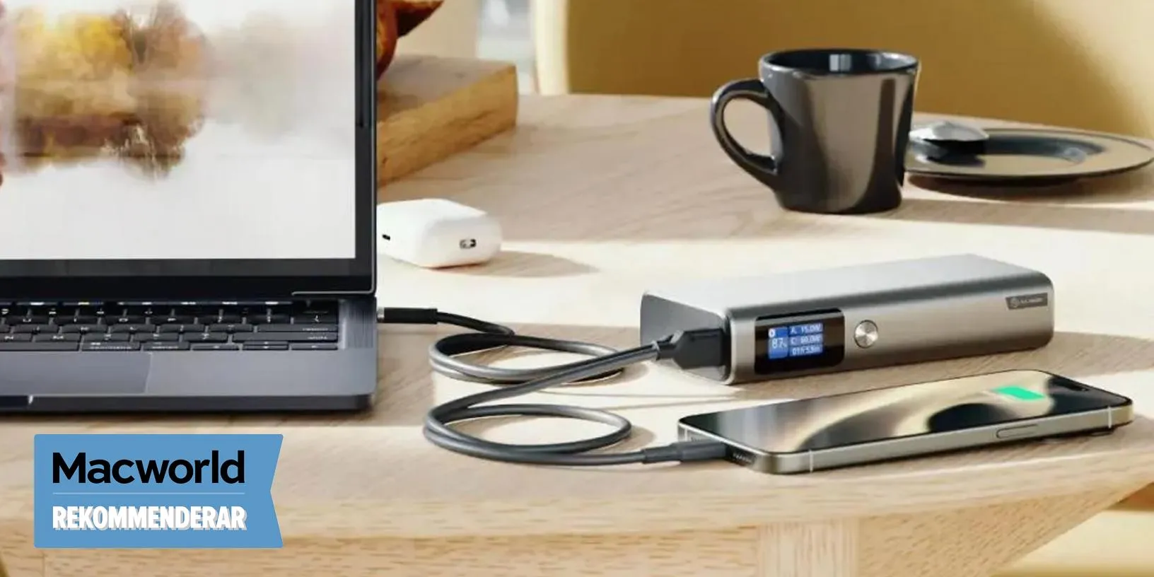 Professionell användare av Satechi USB-C Multiport Adapter 8K med Ethernet V3 på arbetsplatsen, elegant silverfärgad design som kompletterar Apple-enheter och ökar produktiviteten