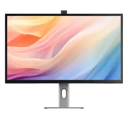 ALOGIC Clarity Pro Max 32-tommers 4K-skjerm med webkamera og USB-C-strømforsyning på et elegant stativ.