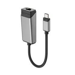 ALOGIC Ultra USB-C Gigabit Ethernet-adapter, der tilsluttes en bærbar computer og giver højhastighedsinternet via kabel.